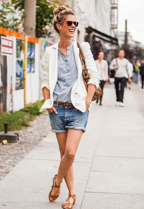 chica con blazer blanco 