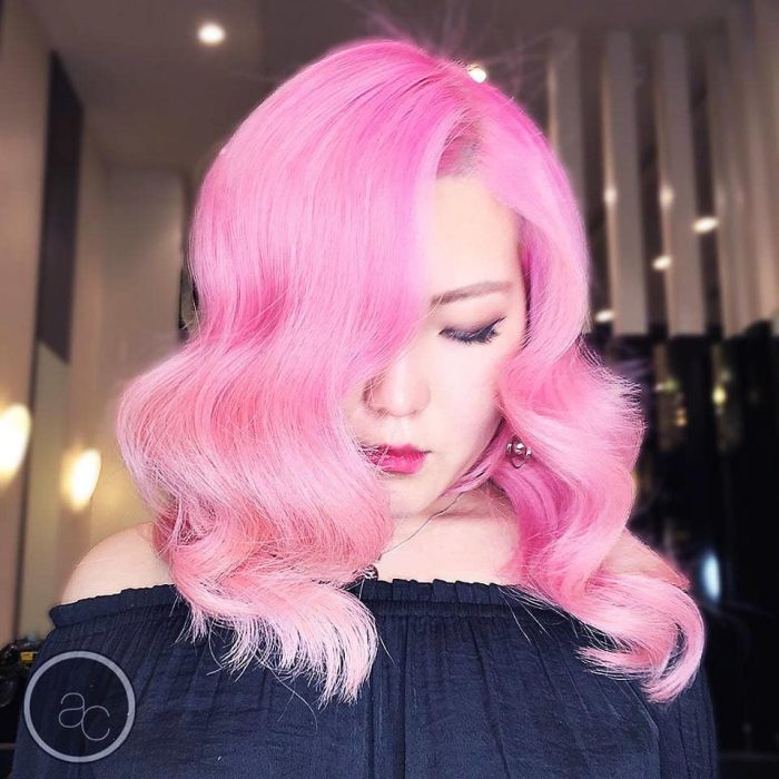 Chica usando el cabello de color rosa chicle 