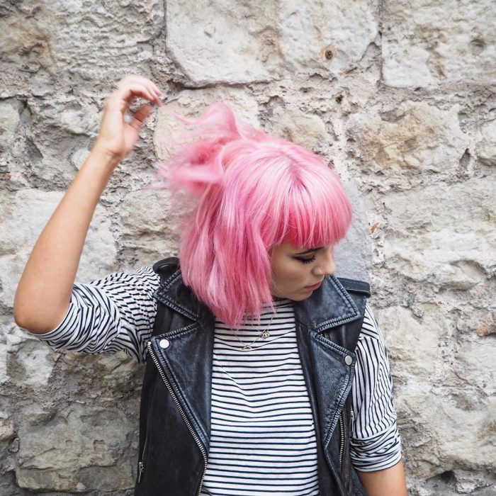 Chica usando el cabello de color rosa chicle 