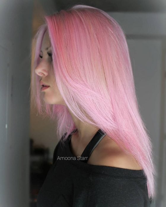 Chica usando el cabello de color rosa chicle 