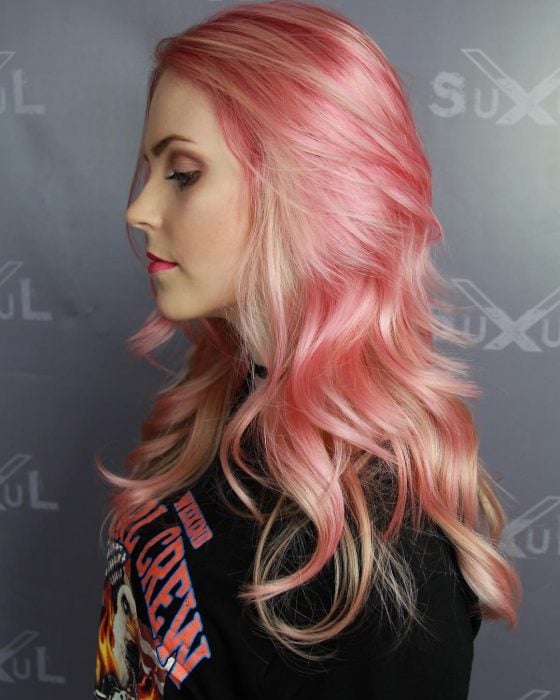 Chica usando el cabello de color rosa chicle 