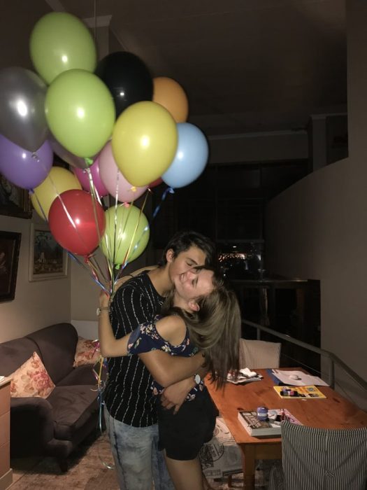 pareja con globos