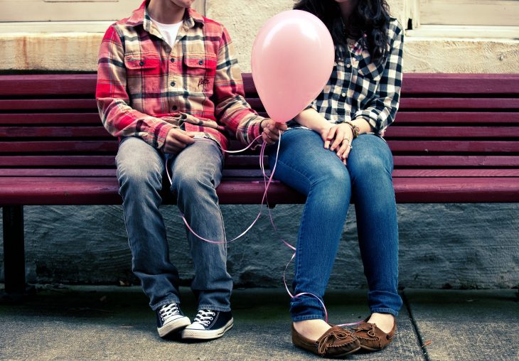 pareja junta con un globo