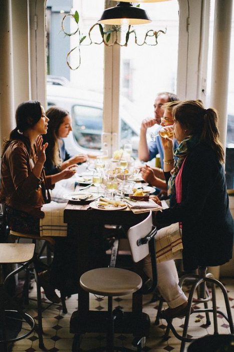 amigas en un restaurante