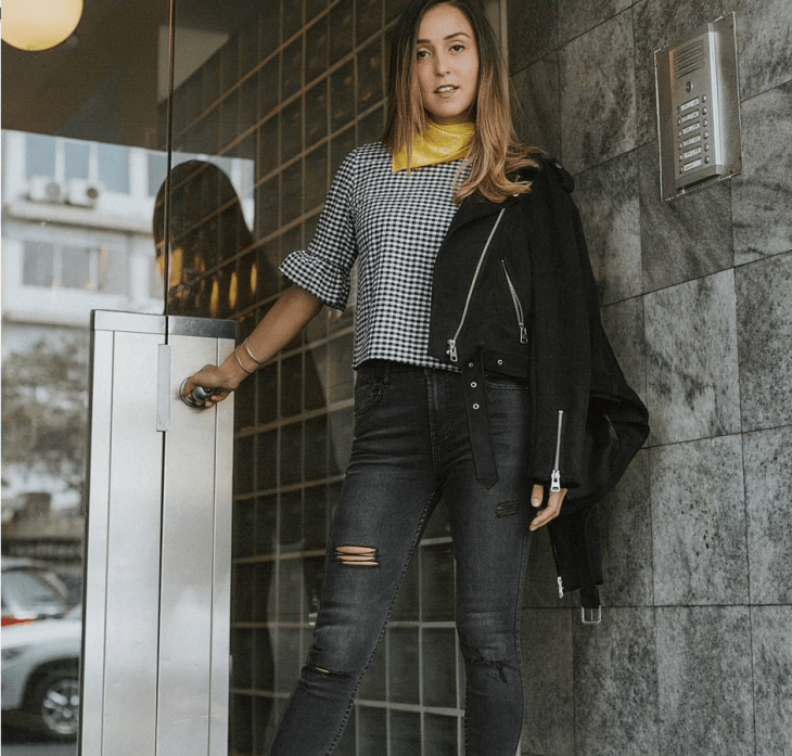 mujer con camisa de cuadros y pañuelo 