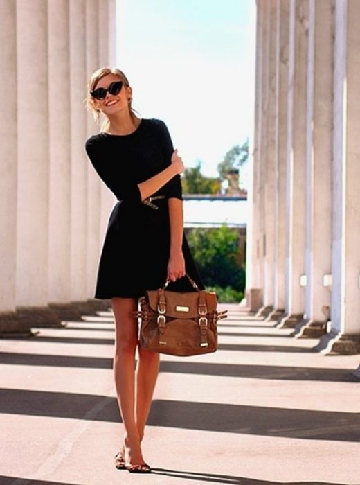 chica con vestido negro