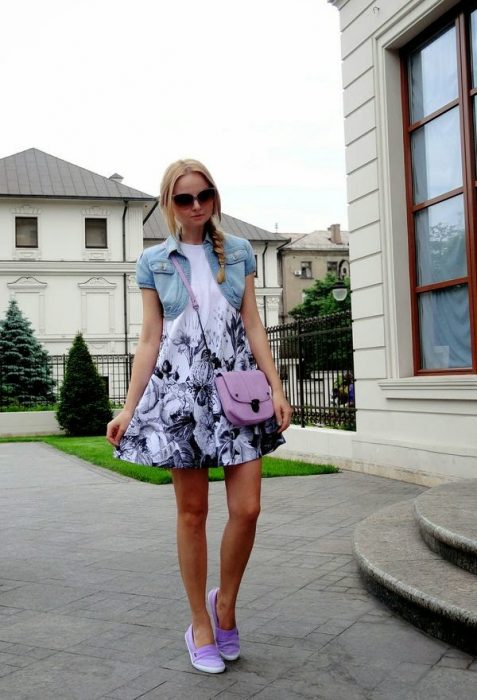 chica con vestido de flores