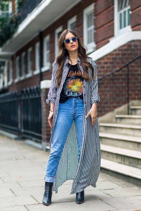 chica con pantalón de mezclilla y playera