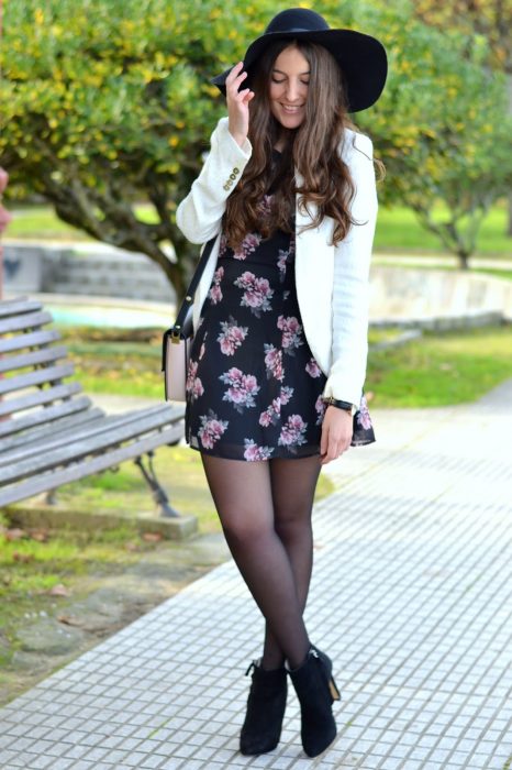 chica con vestido de flores