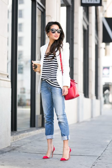 Chica usando unos stilettos de color rojo con transparencias 