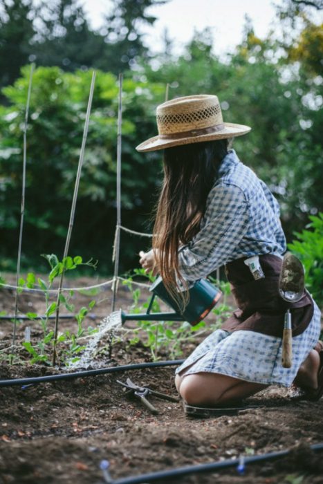 chica cuidando jardín