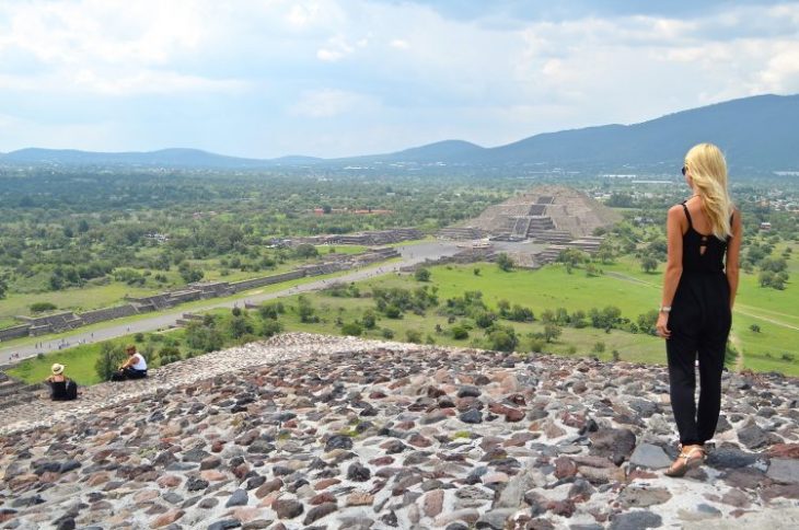 chica en teotihuacan