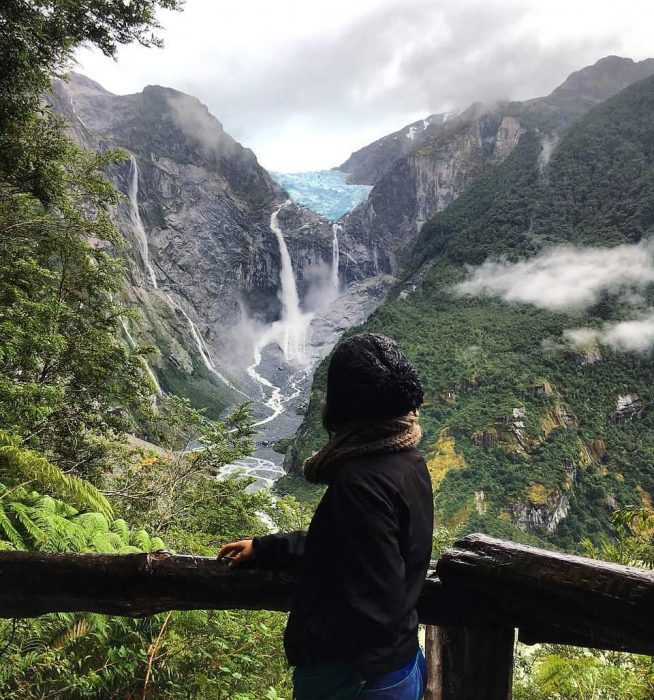 chica viajera en un paraiso