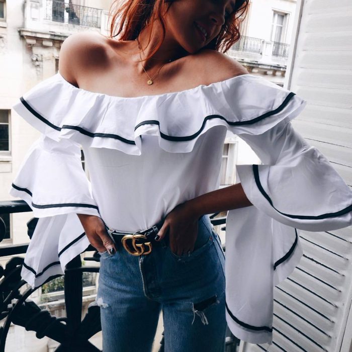 mujer con blusa blanca con holanes