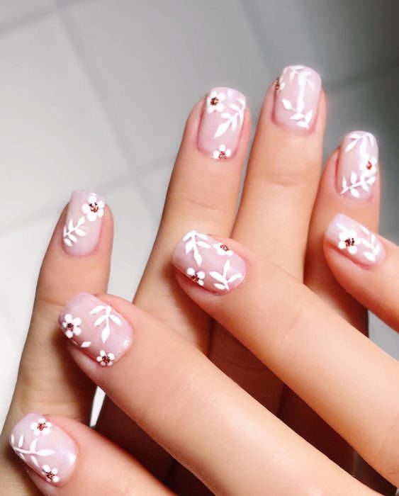 Uñas con flores blancas