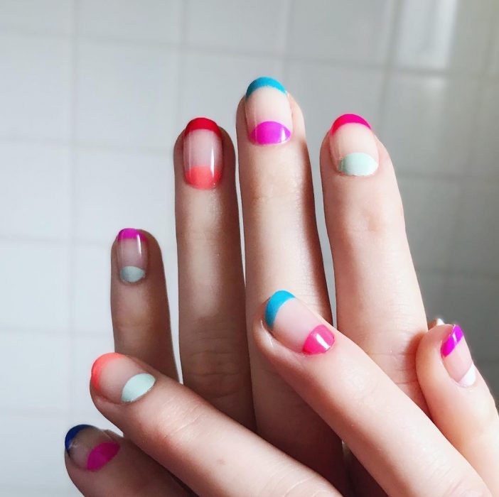 Uñas con lunitas de colores