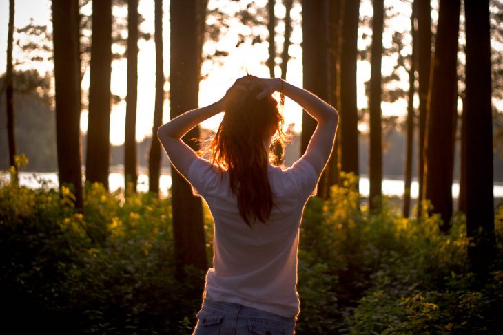 chica en el bosque