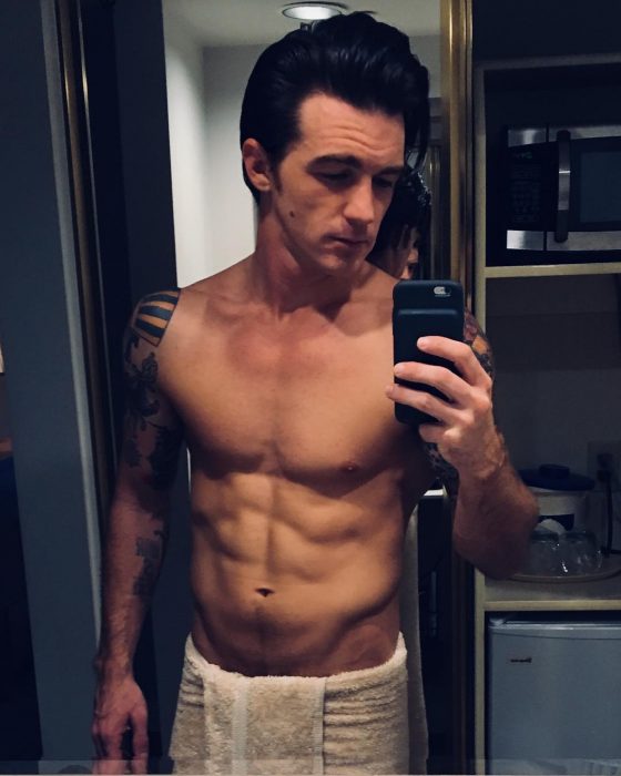 drake bell en el baño