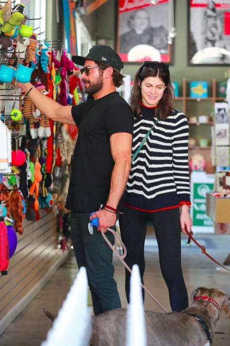 pareja de novios paseando a sus mascotas