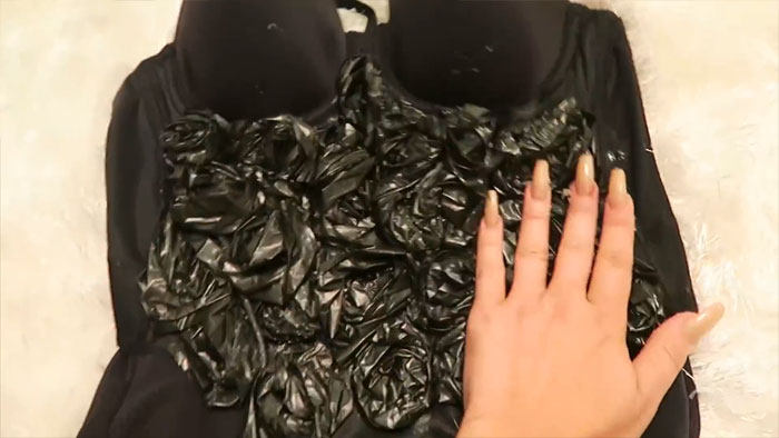 Esta chica creó un lindo vestido hecho con bolsas de basura