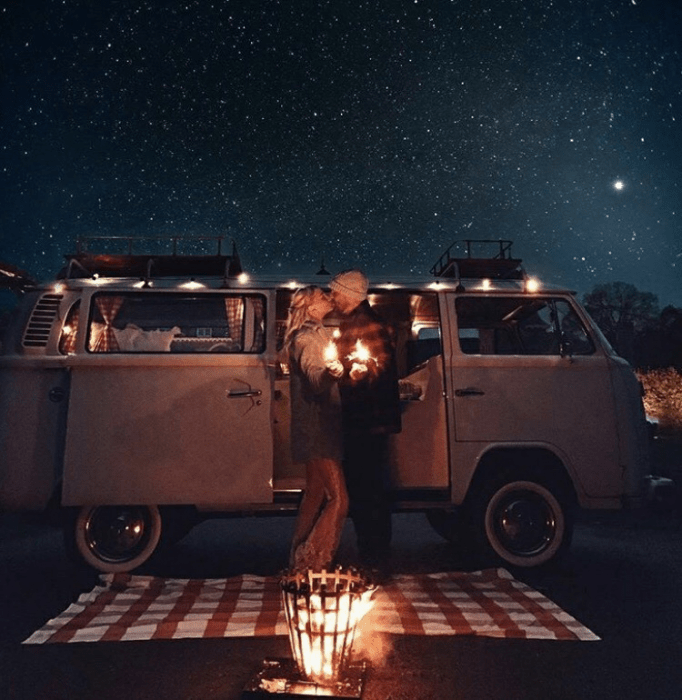 pareja de novios bajo las estrellas