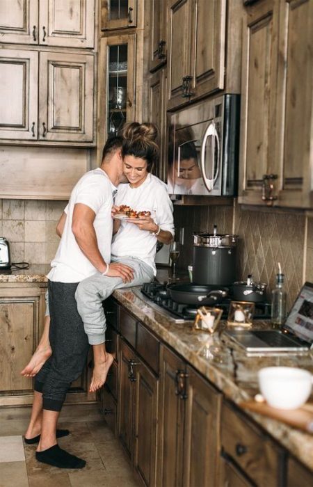 pareja de novios cocinando