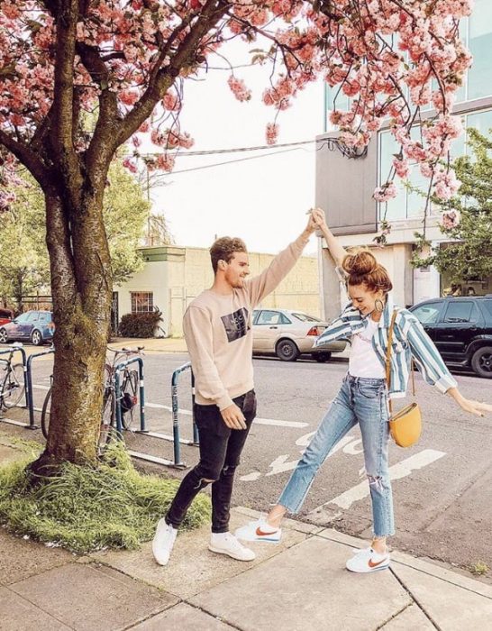 Pareja de novios bailando en la calle