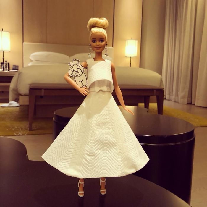 Muñeca barbie usando un vestido blanco de novia hecho con papel higiénico 