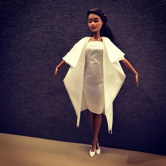 Muñeca barbie usando un vestido blanco de novia hecho con papel higiénico 