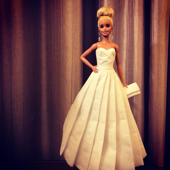 Muñeca barbie usando un vestido blanco de novia hecho con papel higiénico 