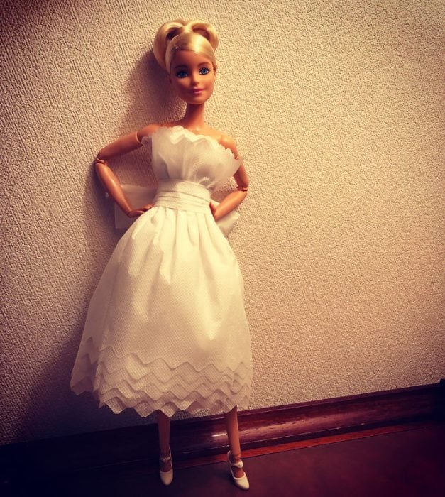 Muñeca barbie usando un vestido blanco de novia hecho con papel higiénico 