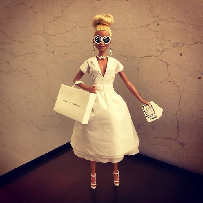 Muñeca barbie usando un vestido blanco de novia hecho con papel higiénico 