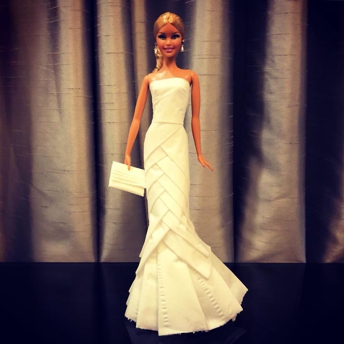 Muñeca barbie usando un vestido blanco de novia hecho con papel higiénico 