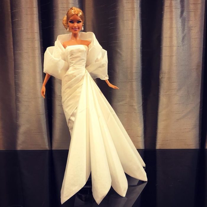 Muñeca barbie usando un vestido blanco de novia hecho con papel higiénico 