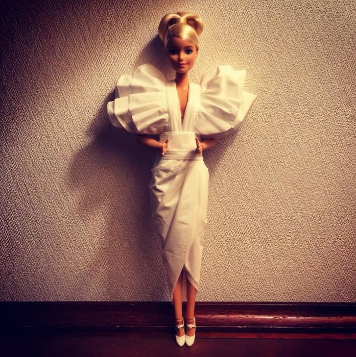 Muñeca barbie usando un vestido blanco de novia hecho con papel higiénico 