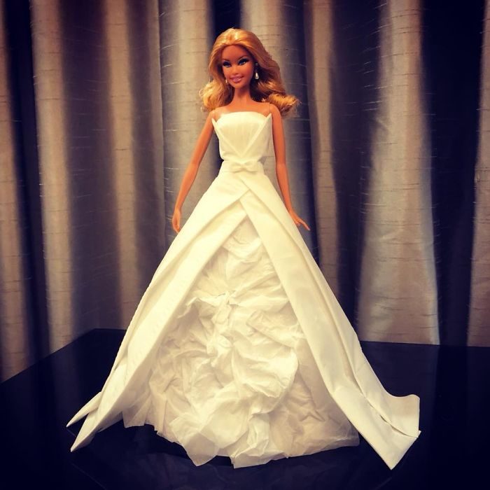 Muñeca barbie usando un vestido blanco de novia hecho con papel higiénico 