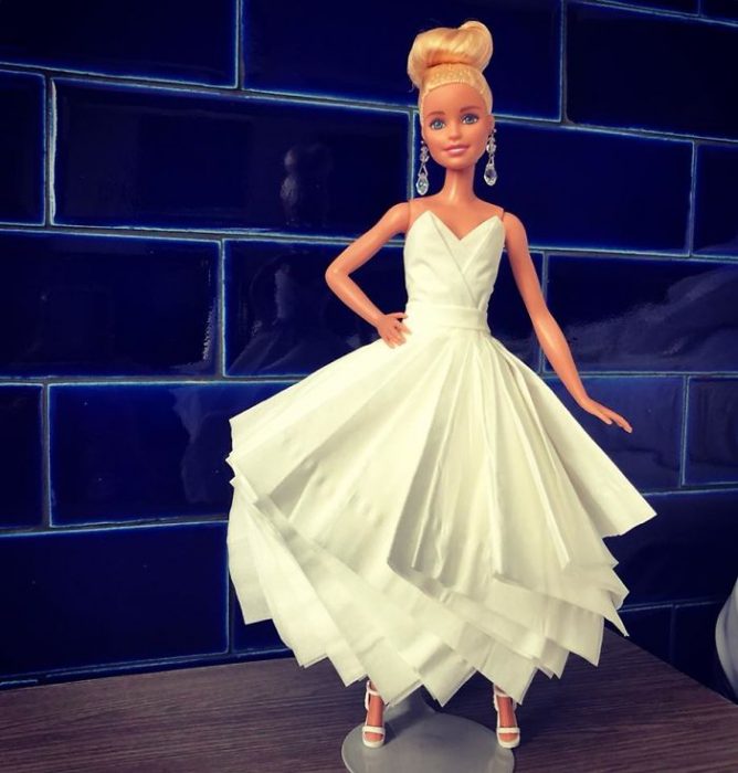 Muñeca barbie usando un vestido blanco de novia hecho con papel higiénico 