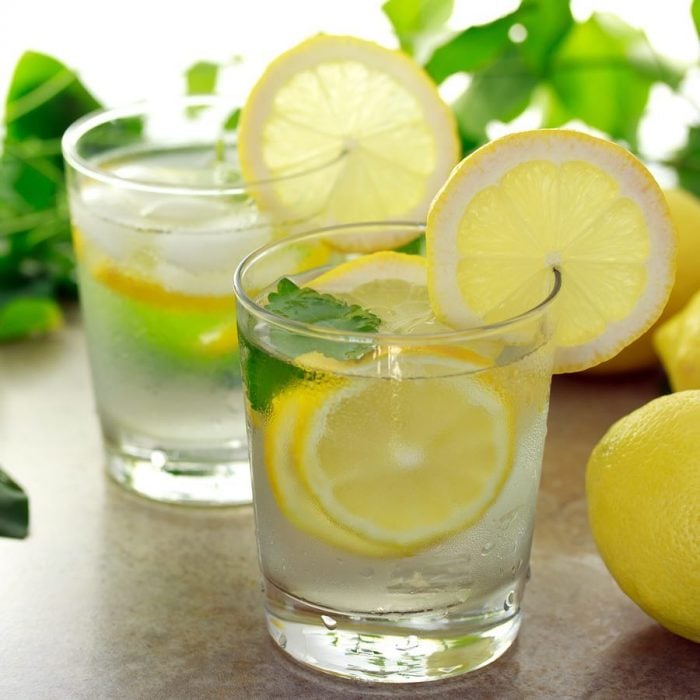 Vaso con agua de menta con limón 