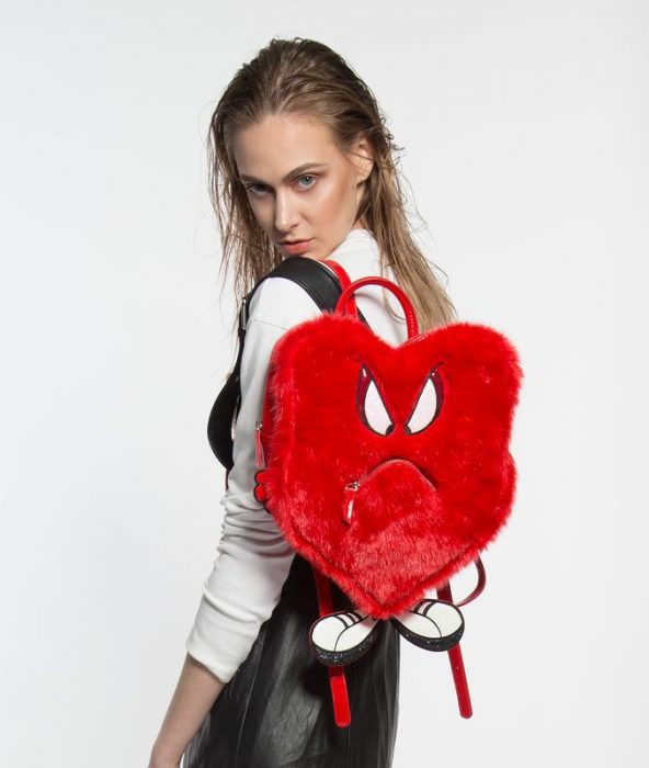 chica usando un bolso en forma de corazón