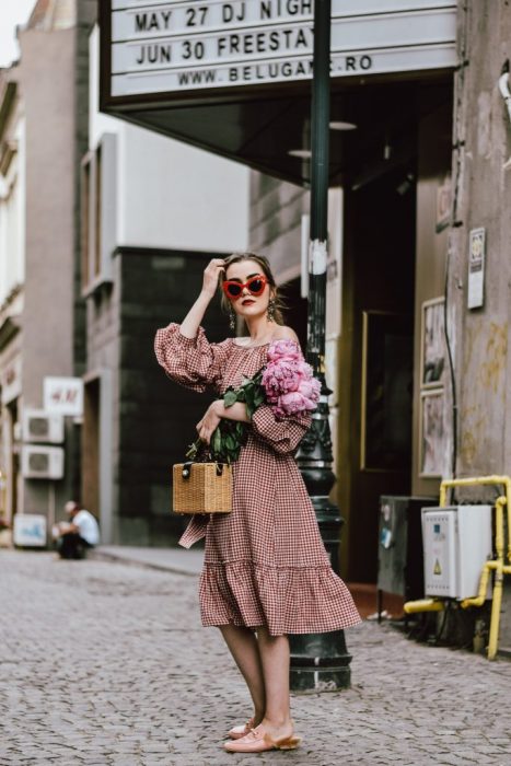 Chica usando un bolso straw handbags con un vestido de color rojo