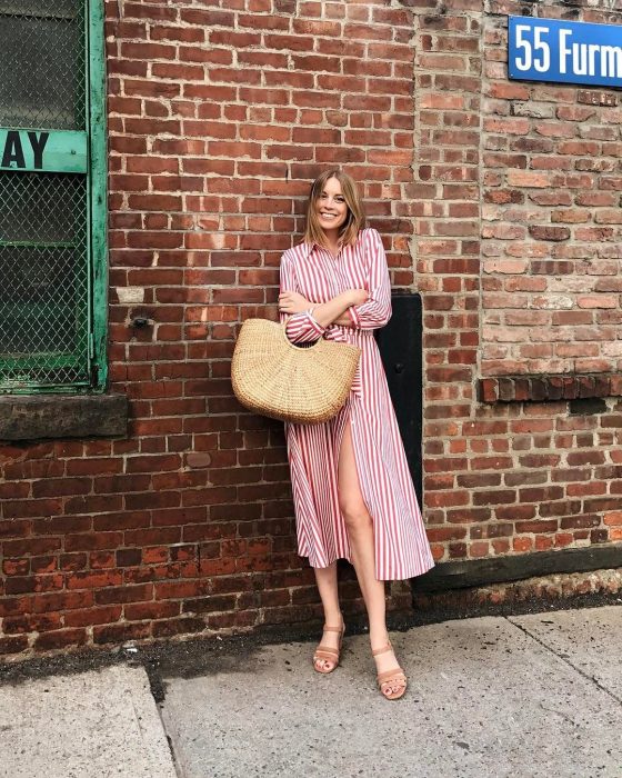 Chica usando un bolso straw handbags con un vestido de color rojo