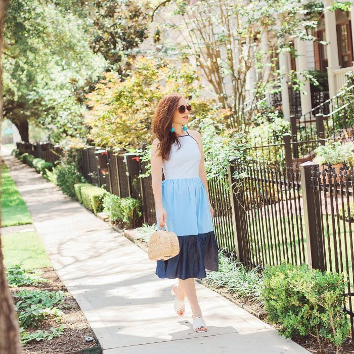 Chica usando un bolso straw handbags con vestido azul 