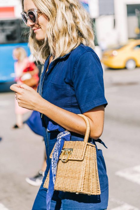 Chica usando un bolso straw handbags con mezclilla 