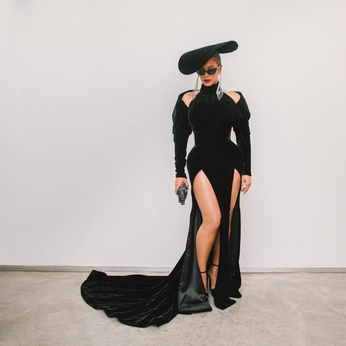 Beyoncé usando un vestido negro para los Grammy 2018