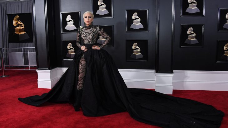 Lady Gaga usando un vestido negro en los Grammy 2018