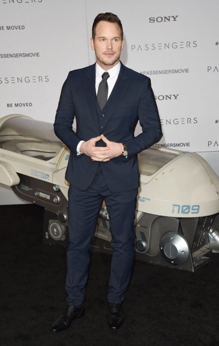 Chris Pratt usando un traje azul marino 