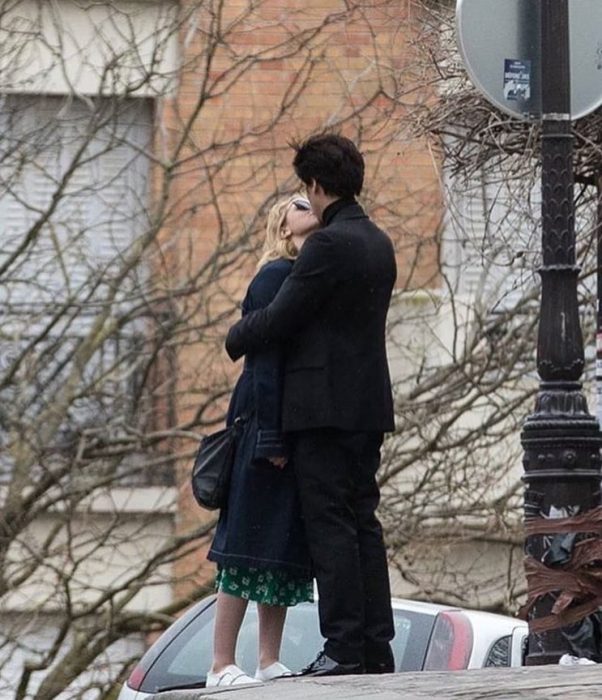 Pareja d novios besándose en la calle