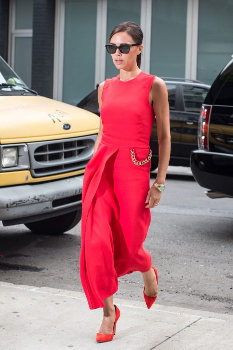  Victoria Beckham usando un traje color rojo con cadenas