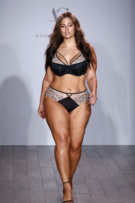 Ashley graham caminando por una pasarela 