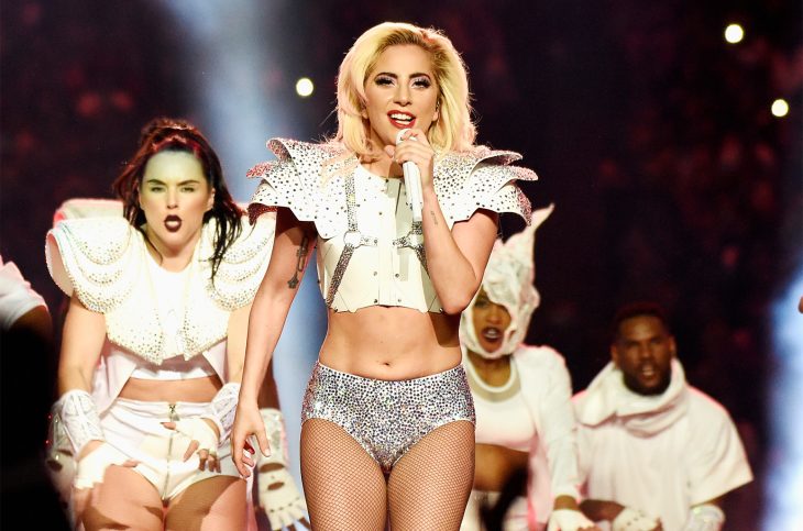 Lady Gaga mostrando su panza en el super bowl 